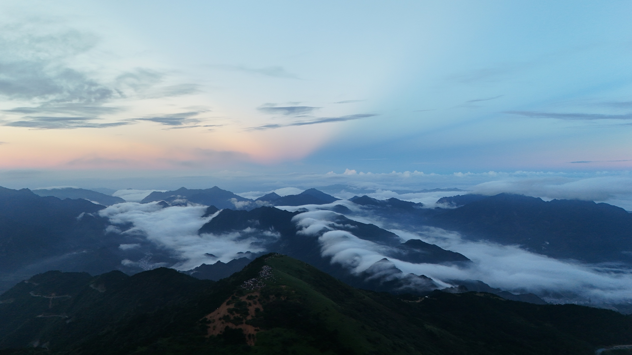 山间云海晨光