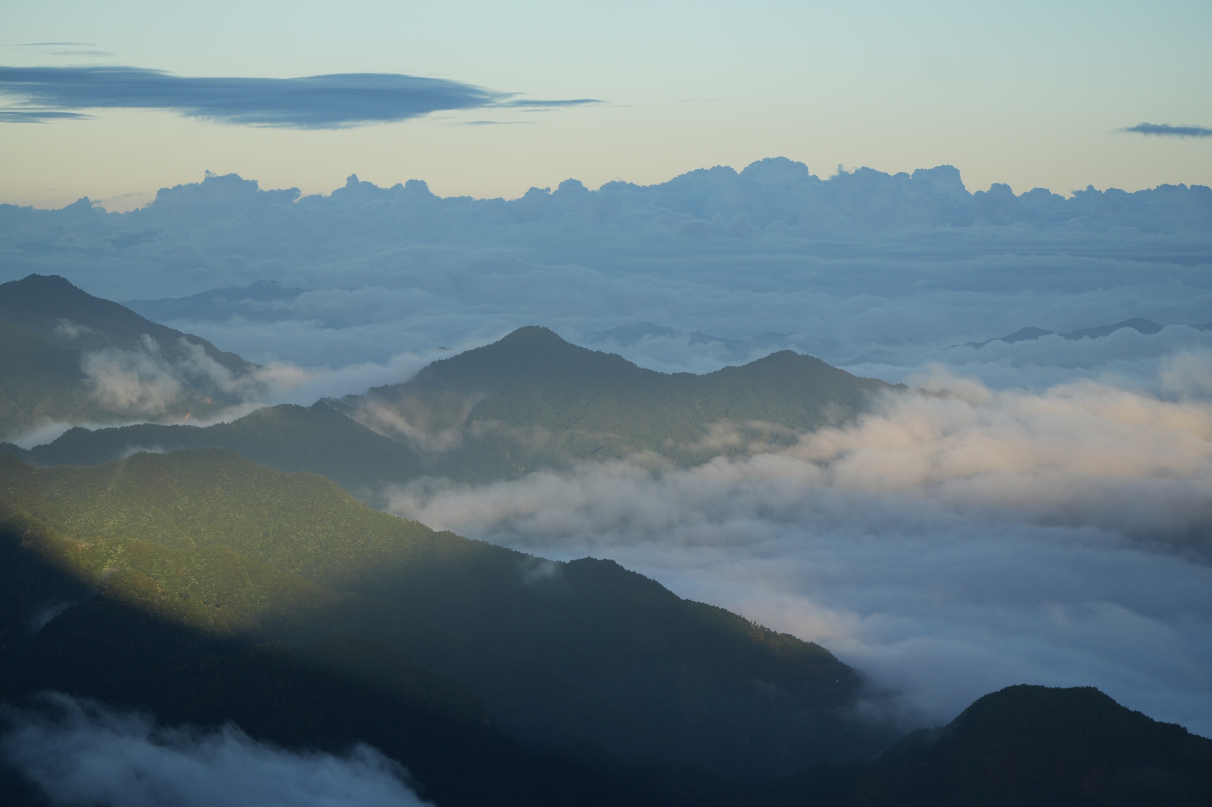云海环绕山峦