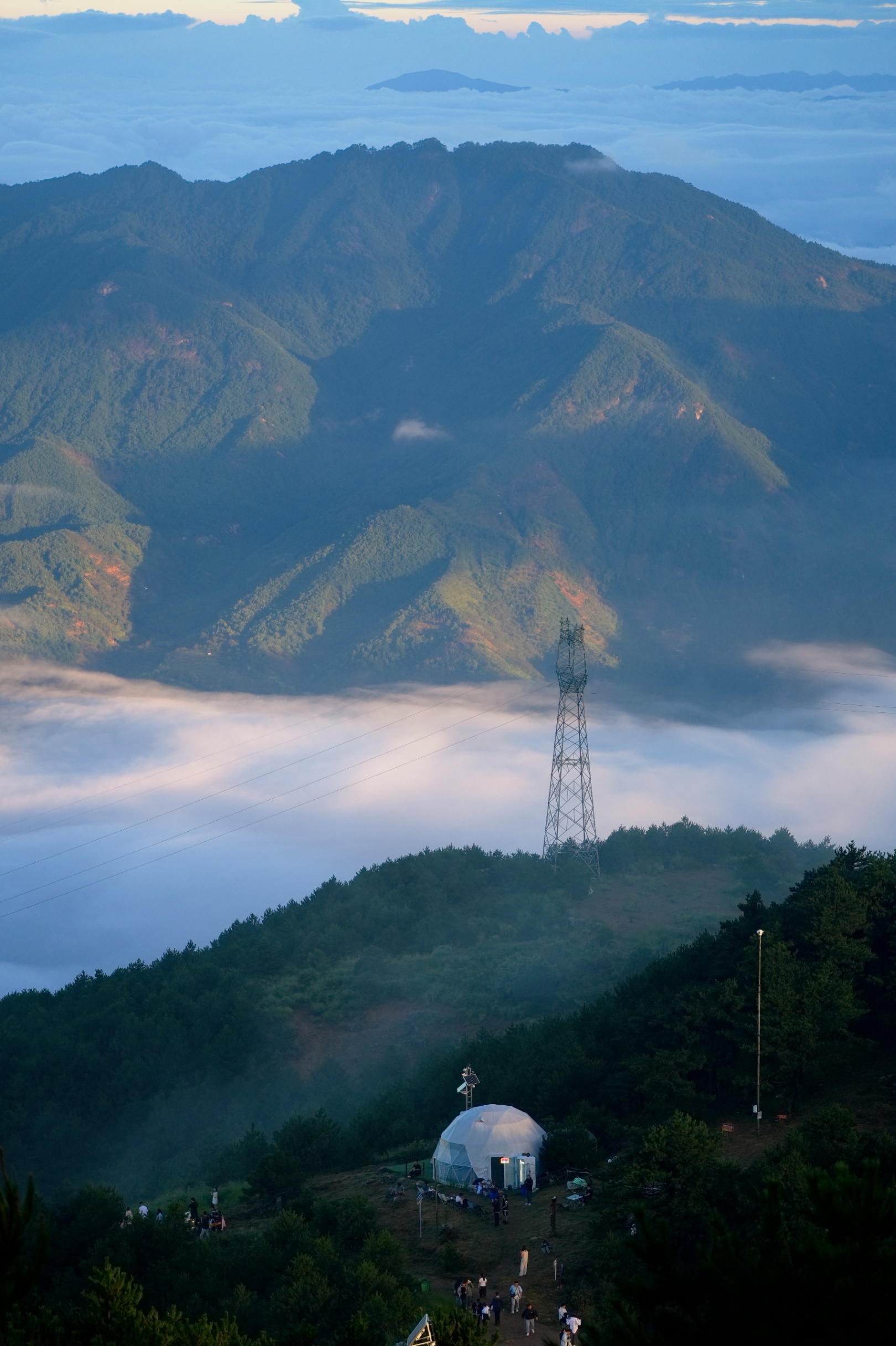 山间云海与圆顶建筑