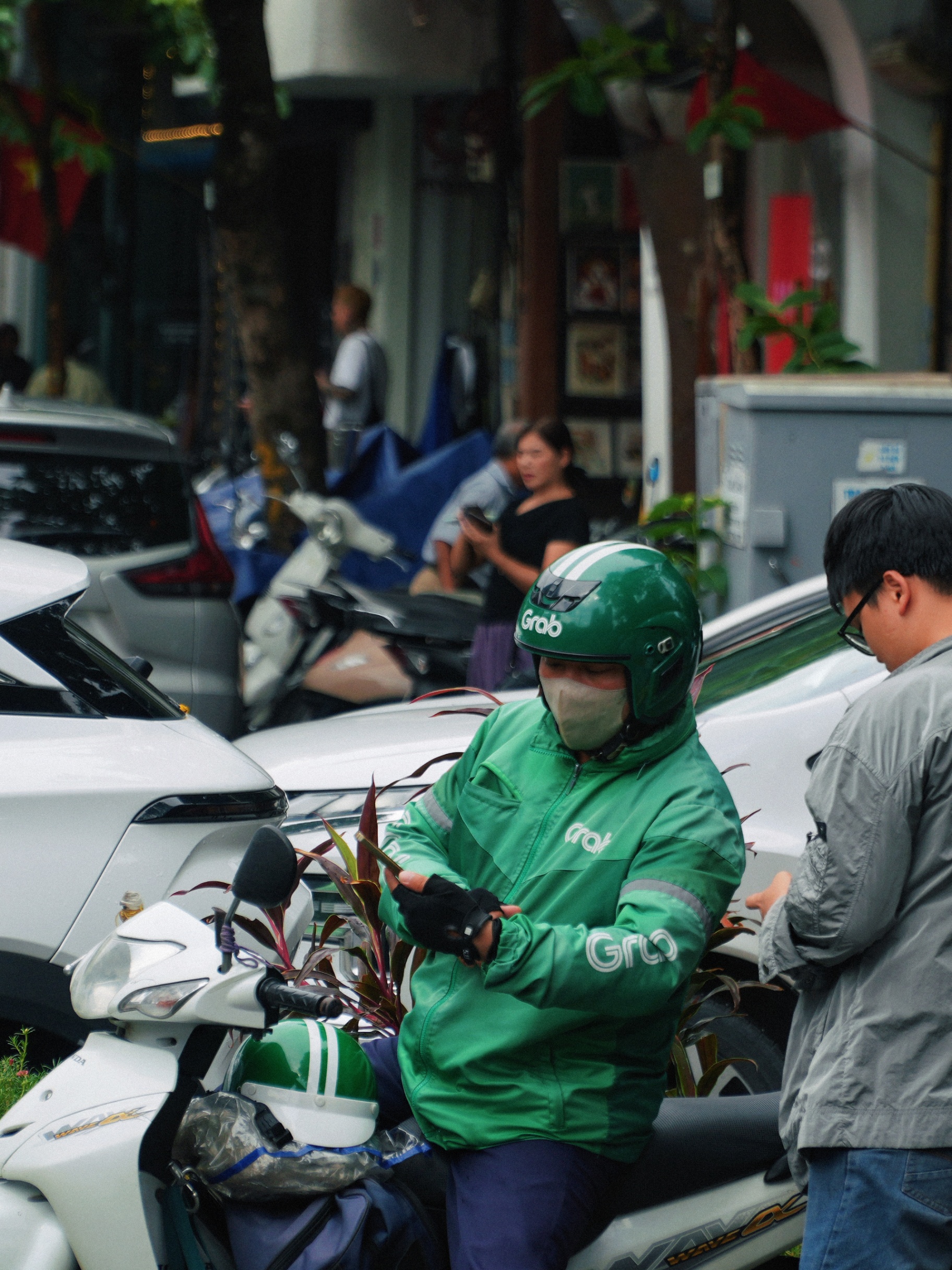 街边骑手与行人