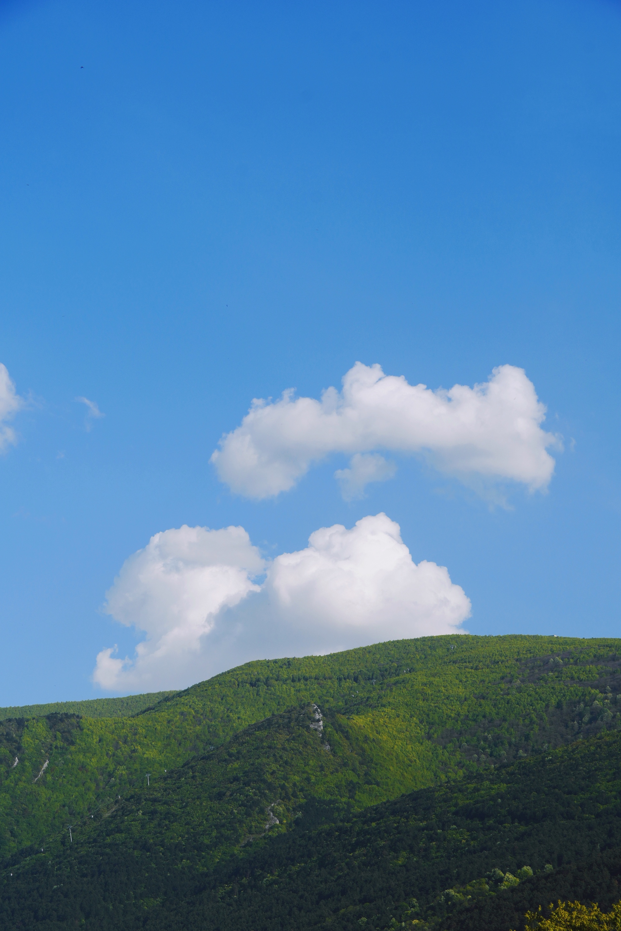 翠绿山峦，晴空万里