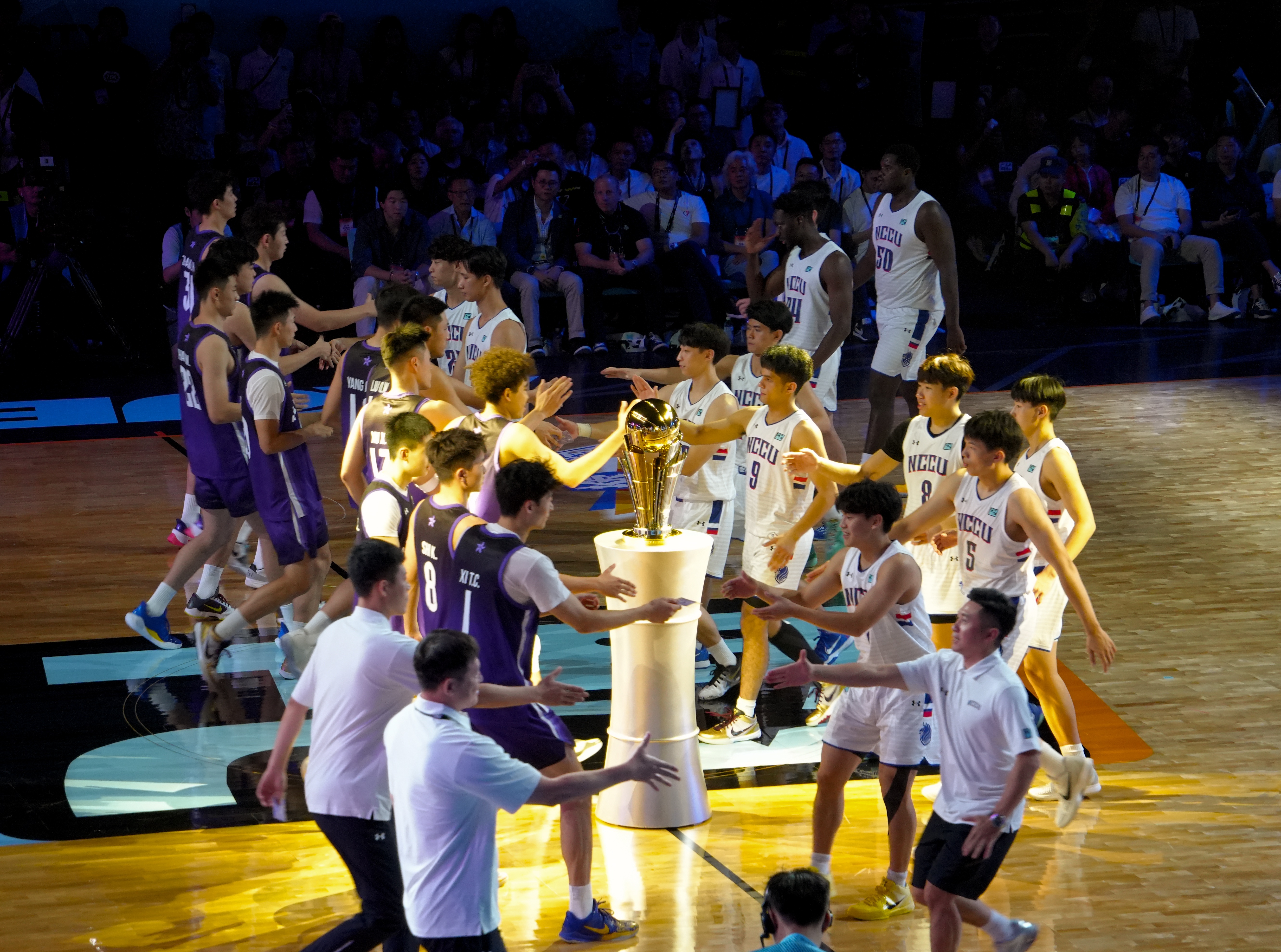 荣耀时刻，举杯欢庆