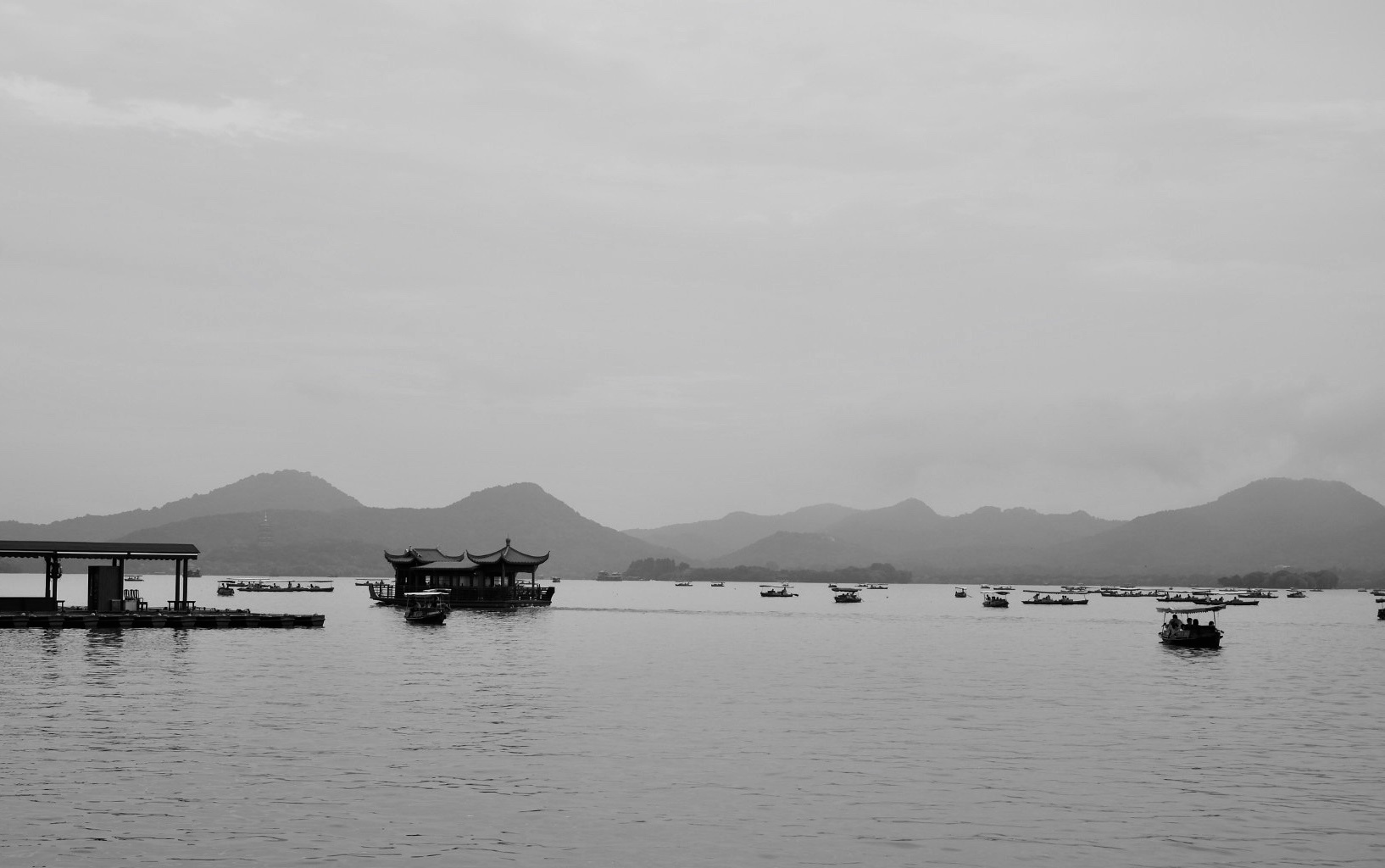 水墨山峦静谧